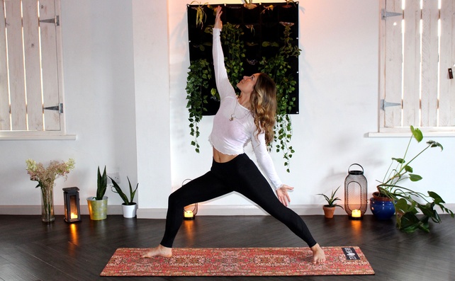 5-posturas-de-yoga-(para-principiantes)-que-puedes-practicar-en-casa