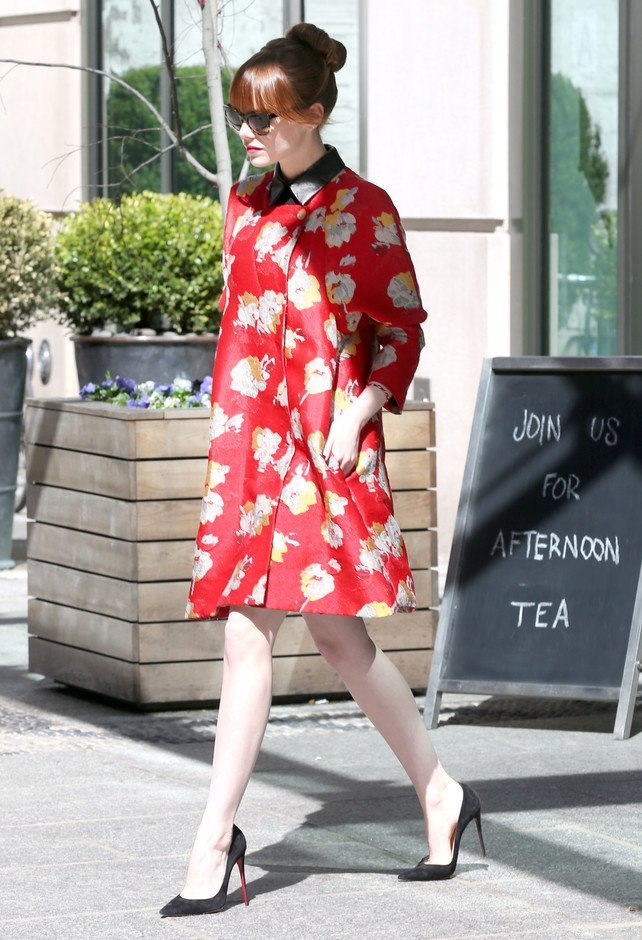 Emma Stone con abrigo corola