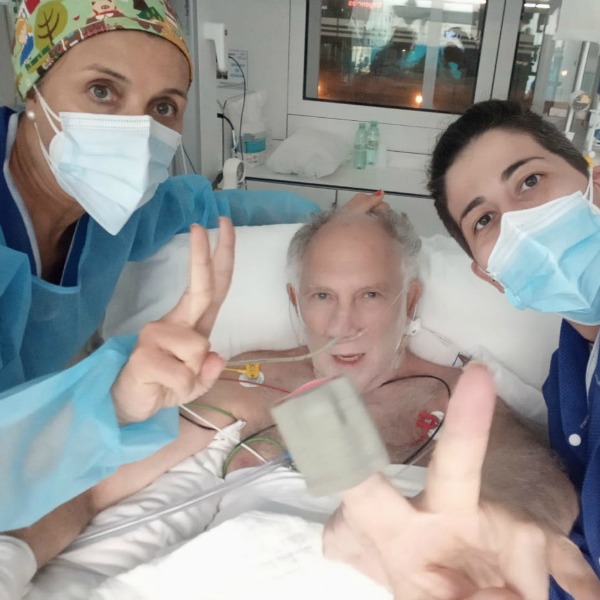 Ernesto Ekaizer sale del hospital