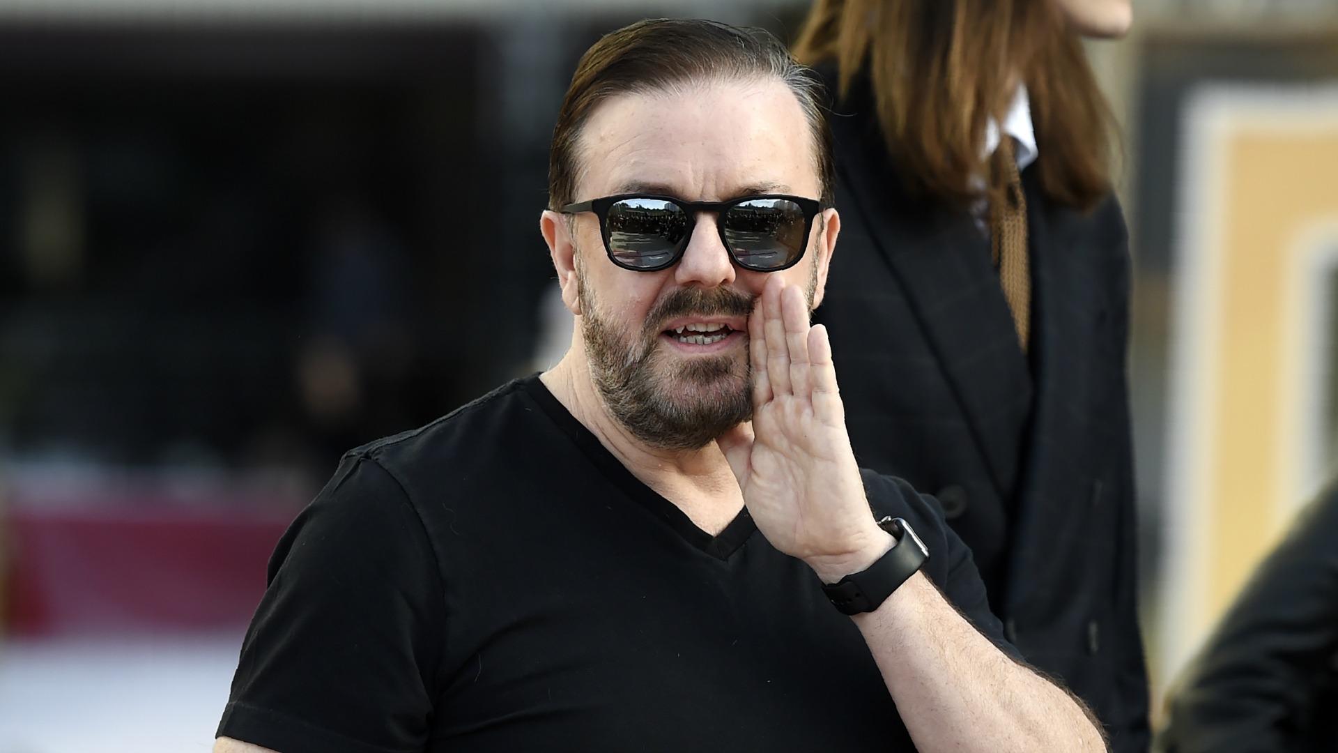 Ricky Gervais predijo la Santa Trinidad: lejía, USA y Trump… ¡en 2016!