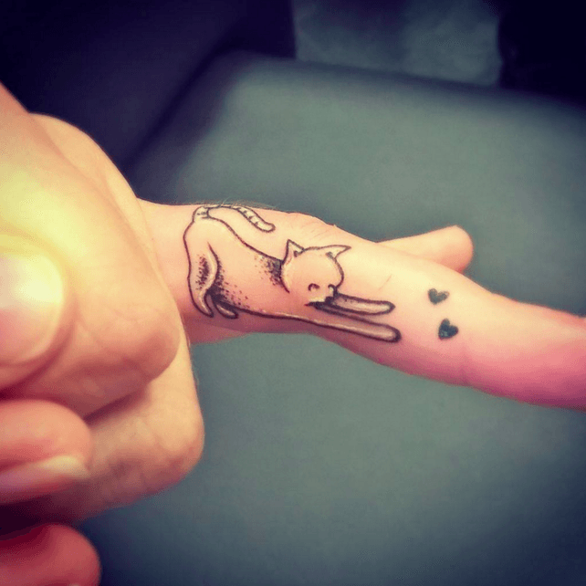 tatuaje-gato-en-el-interior-del-dedo