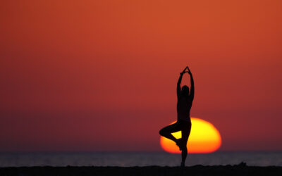 Posturas de yoga ideales para hacer en la playa