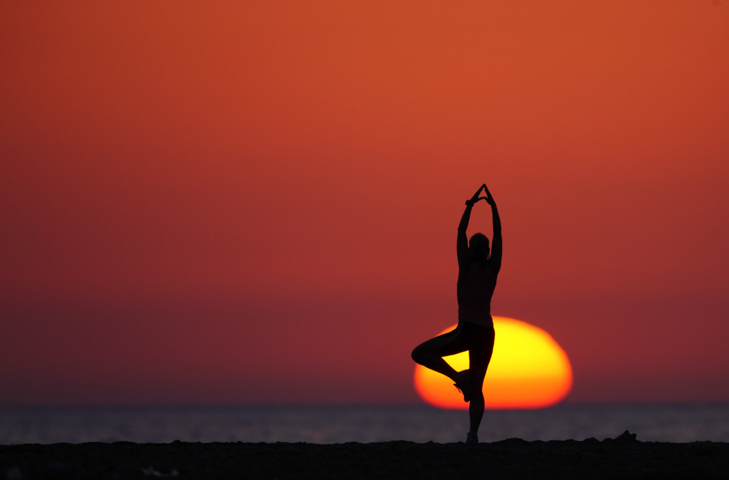 Posturas de yoga ideales para hacer en la playa
