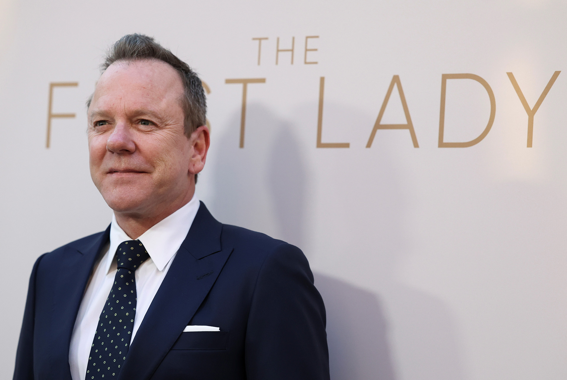 Estrelada por Kiefer Sutherland, 'Rabbit hole' não se sustenta