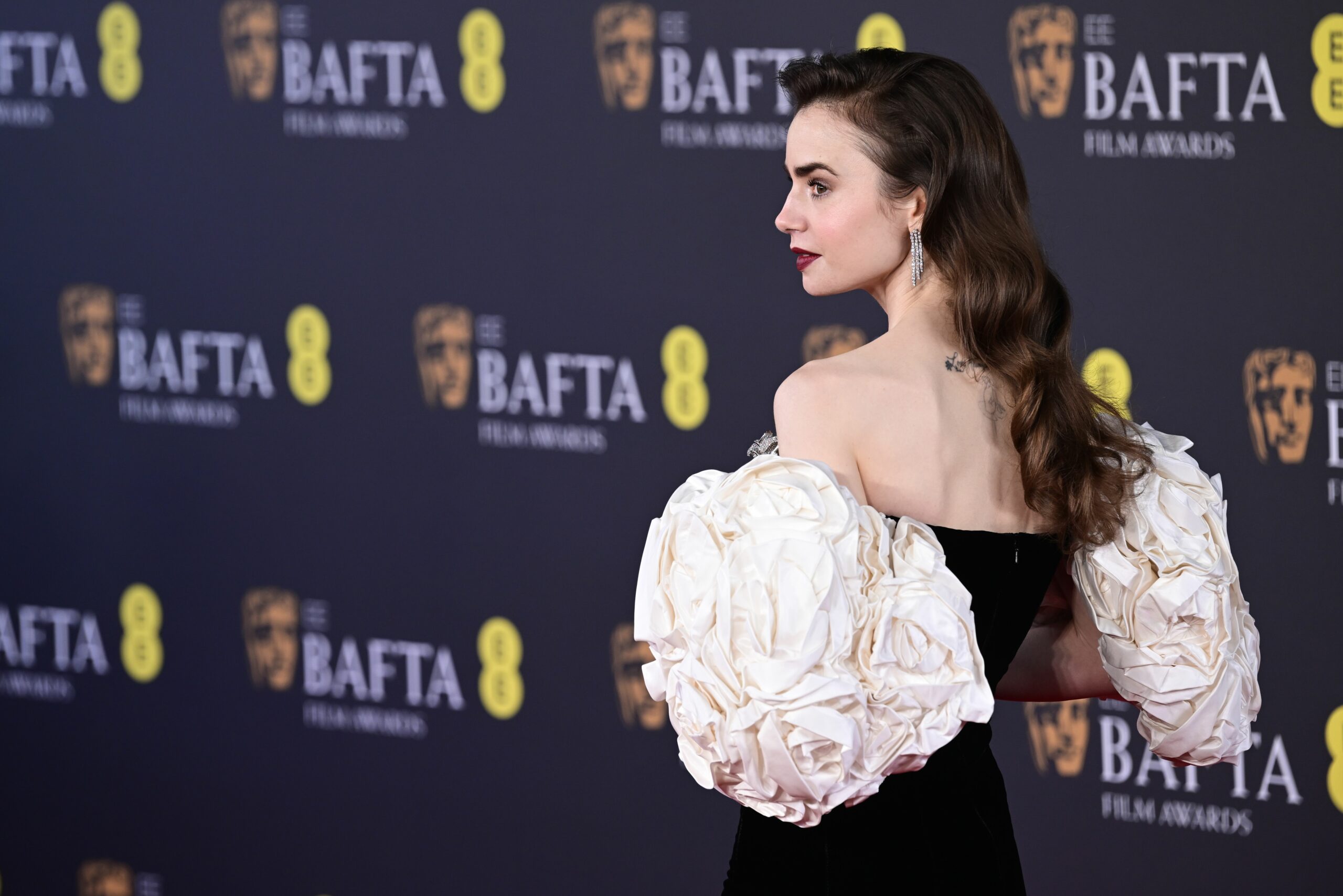 Lily Colllins en la alfombra roja de los BAFTA