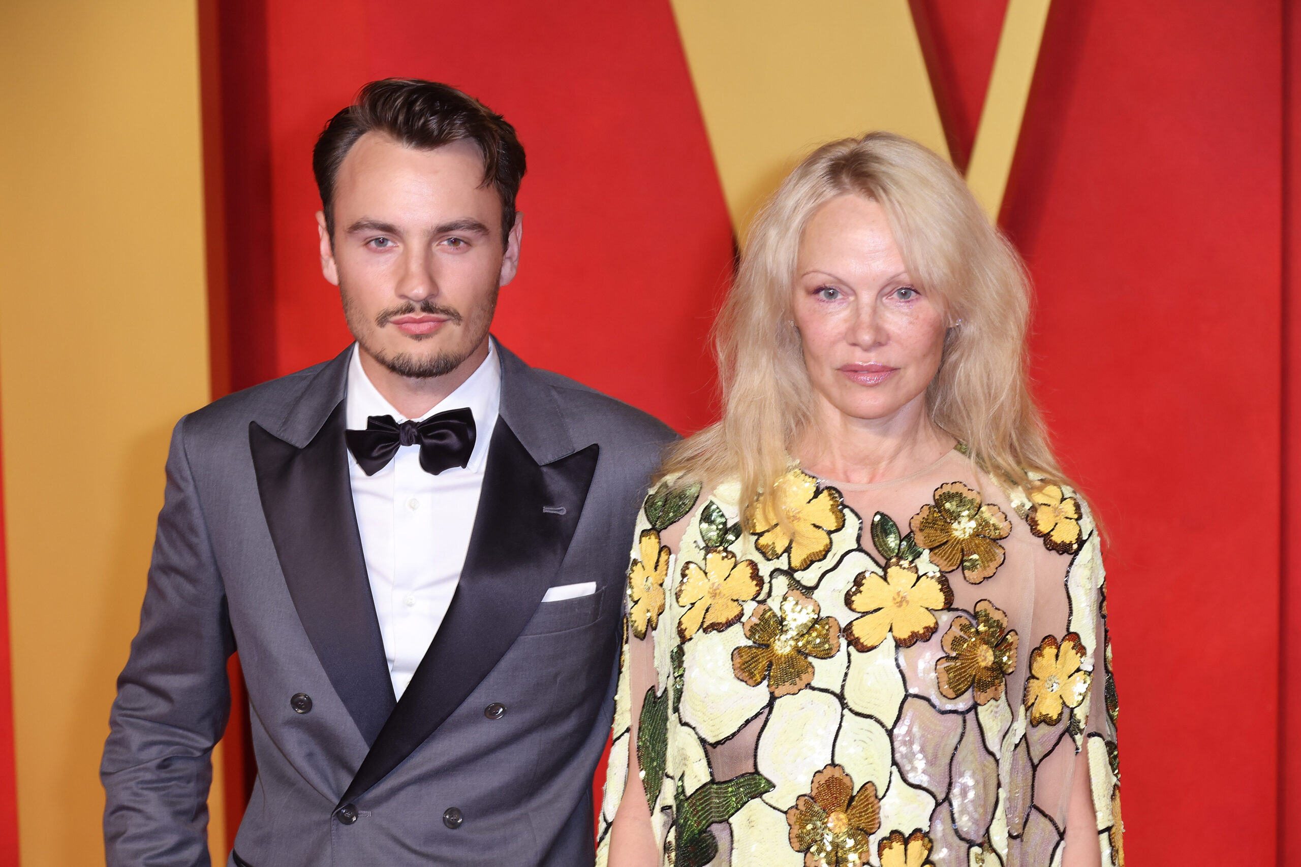 Pamela Anderson y su hijo Brandon en la fiesta Vanity Fair