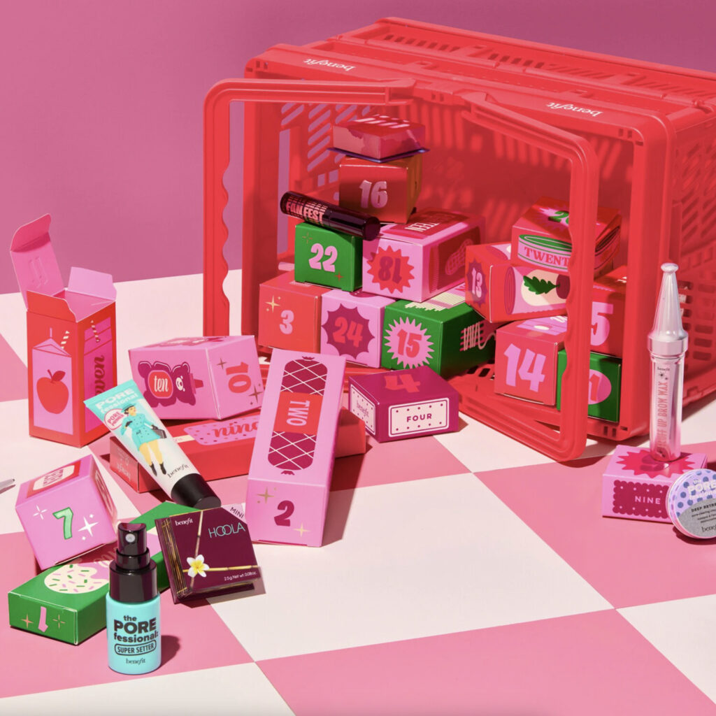 Los Calendarios de Adviento en el Mundo Beauty: tendencia en auge para 2024 - The Gorgeous Grocer - Benefit Cosmetics